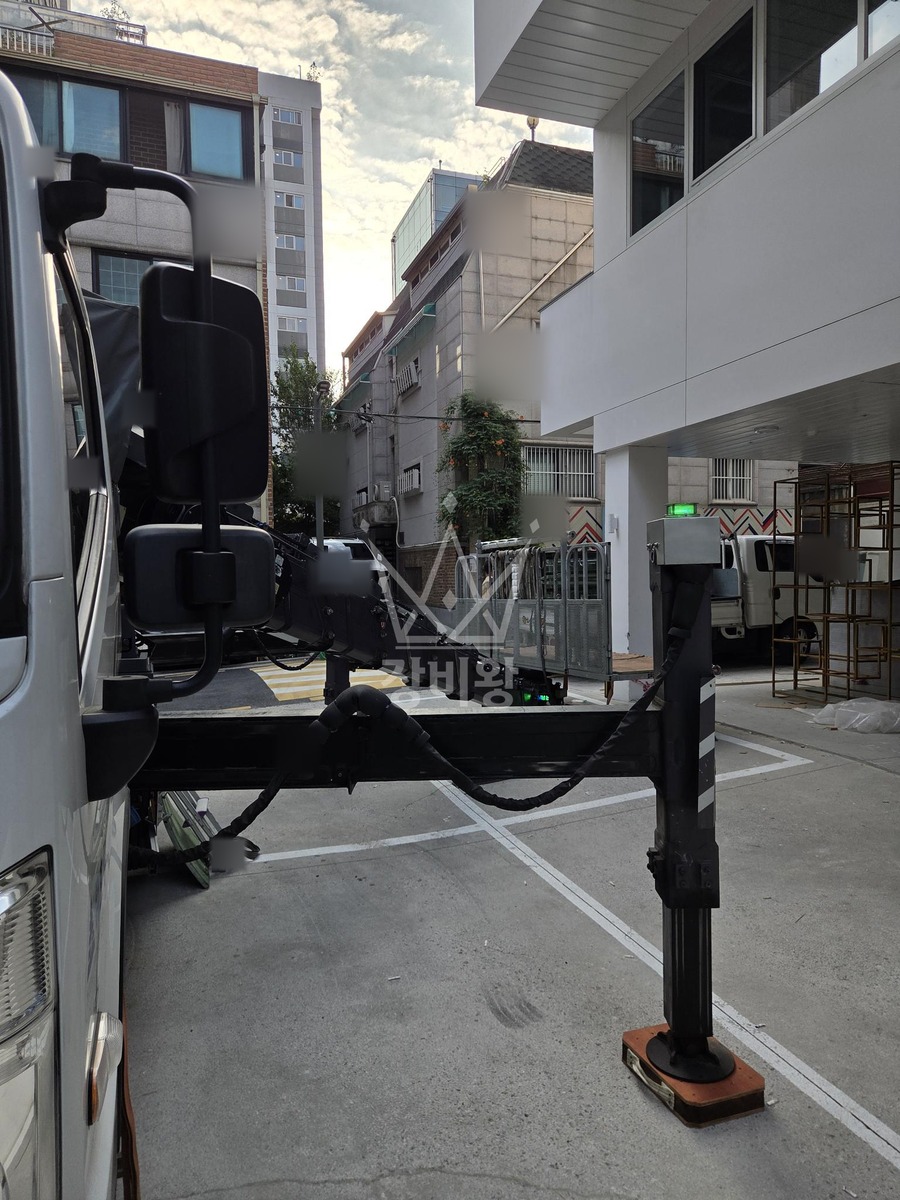 서울 강남구 논현동 3.5톤 스카이차 5층 유리양중 작업완료사진 1