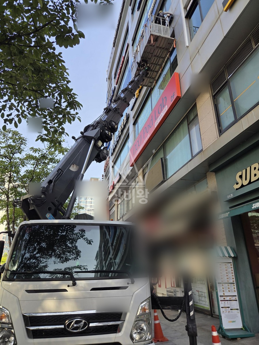 인천 연수구 송도동 3.5톤 스카이차 간판설치 작업사진 2