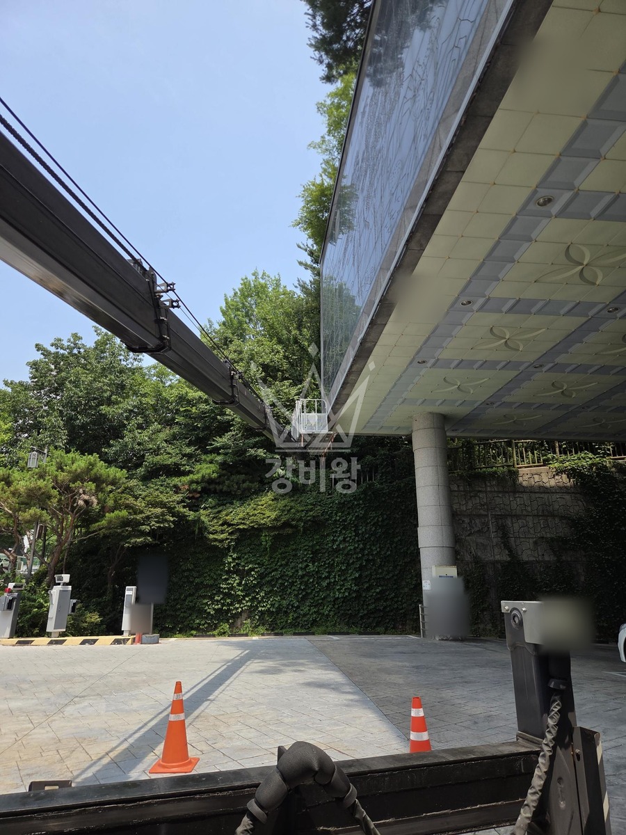 서울 강서구 가양동 3.5톤 스카이차 외부조명 고정작업 작업사진 1
