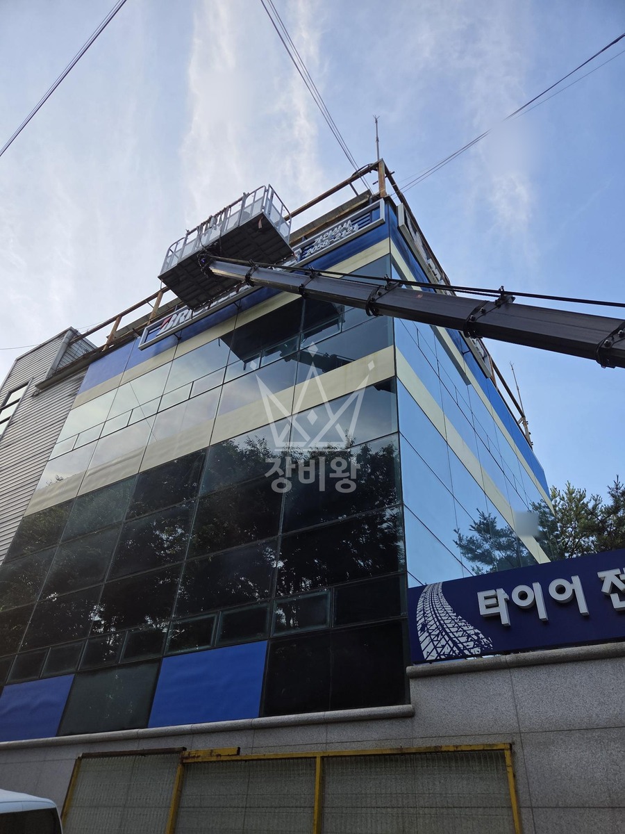 서울 서초구 내곡동 3.5톤 스카이차 외부유리창 실리콘 보수작업 작업사진 1
