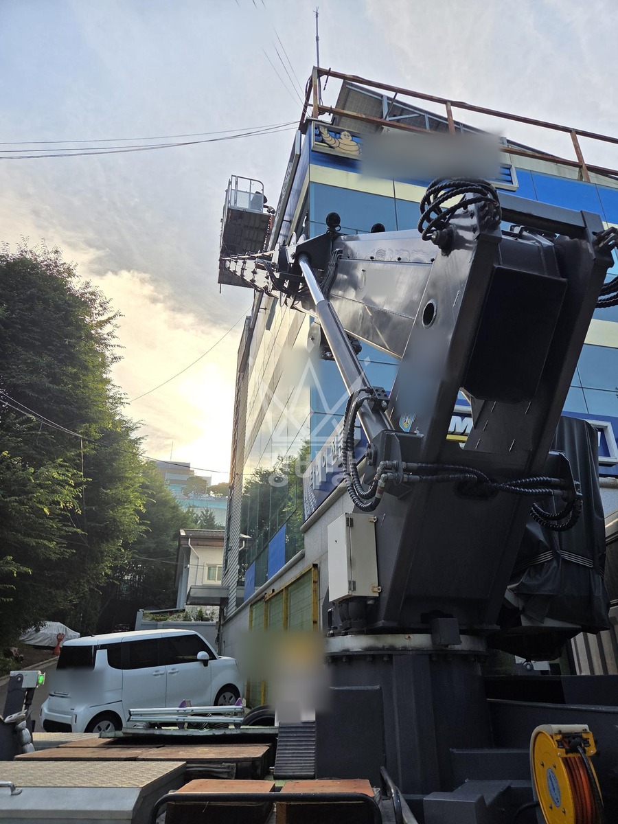 서울 서초구 내곡동 3.5톤 스카이차 외부유리창 실리콘 보수작업 작업사진 2