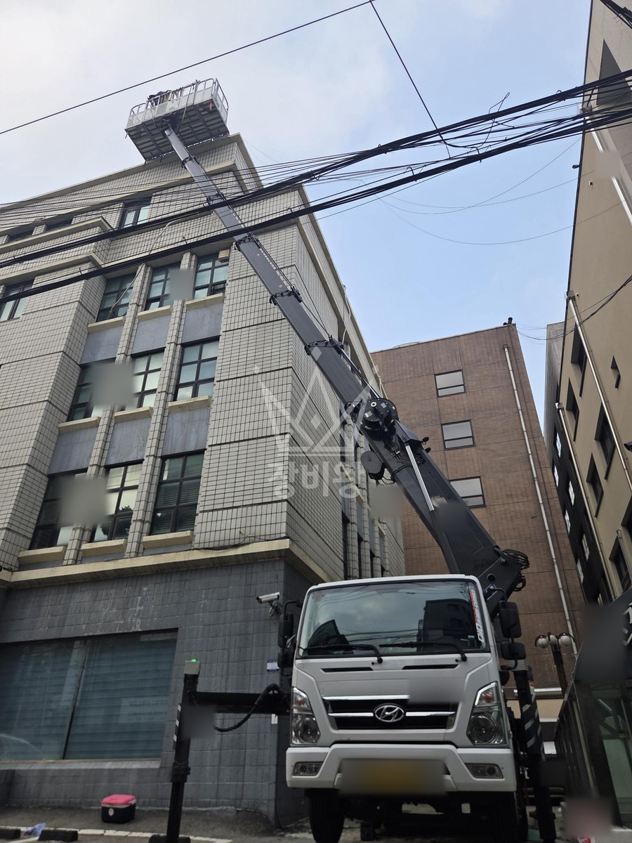 서울 서초구 서초동 3.5톤 스카이차 외벽방수작업 작업사진 2