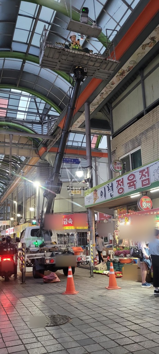 경기 이천시 관고동 1톤 스카이차 레이저설치및 기피제 작업 / 3대작업 작업사진 1