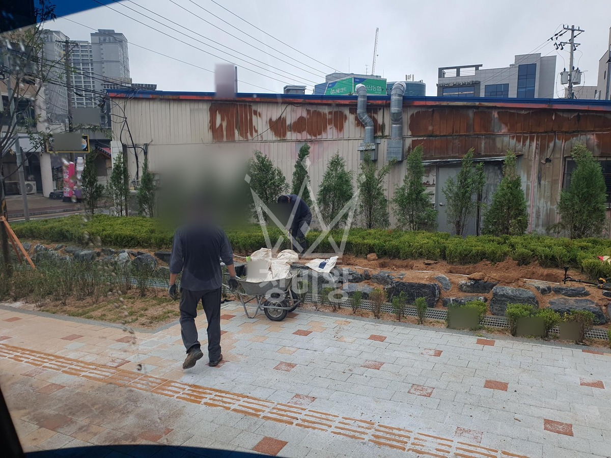 충남 서산시 읍내동 5톤 크레인 간판작업 작업사진 2