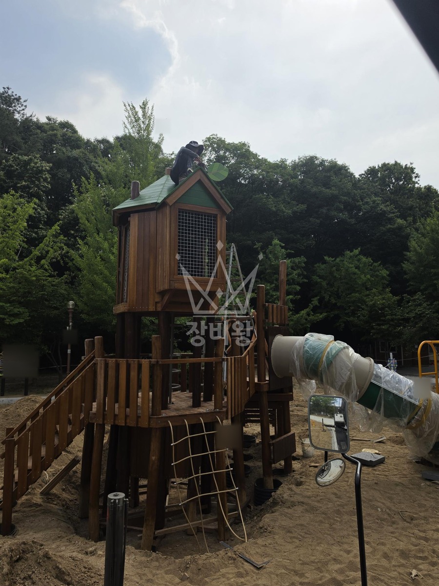 경기 성남시 분당구 13톤 크레인 목재놀이시설 설치작업 작업완료사진 1