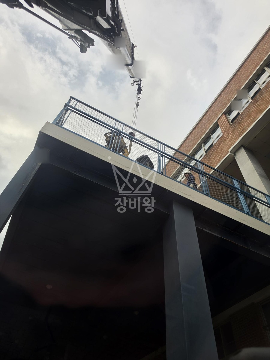 서울 강서구 가양동 13톤 크레인 2층 옥상 포크레인 017 장비양중, 톤백, 자재 양중 작업사진 2