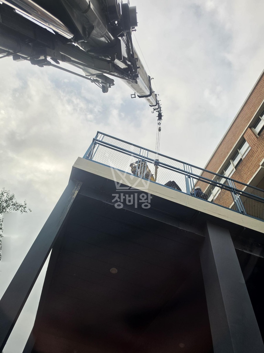 서울 강서구 가양동 13톤 크레인 2층 옥상 포크레인 017 장비양중, 톤백, 자재 양중 작업사진 3