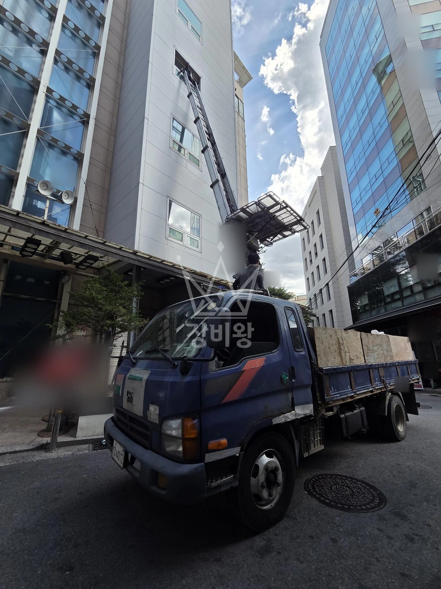 서울 중구 신당동 1.2톤 사다리차 폐기물내림 작업사진 1