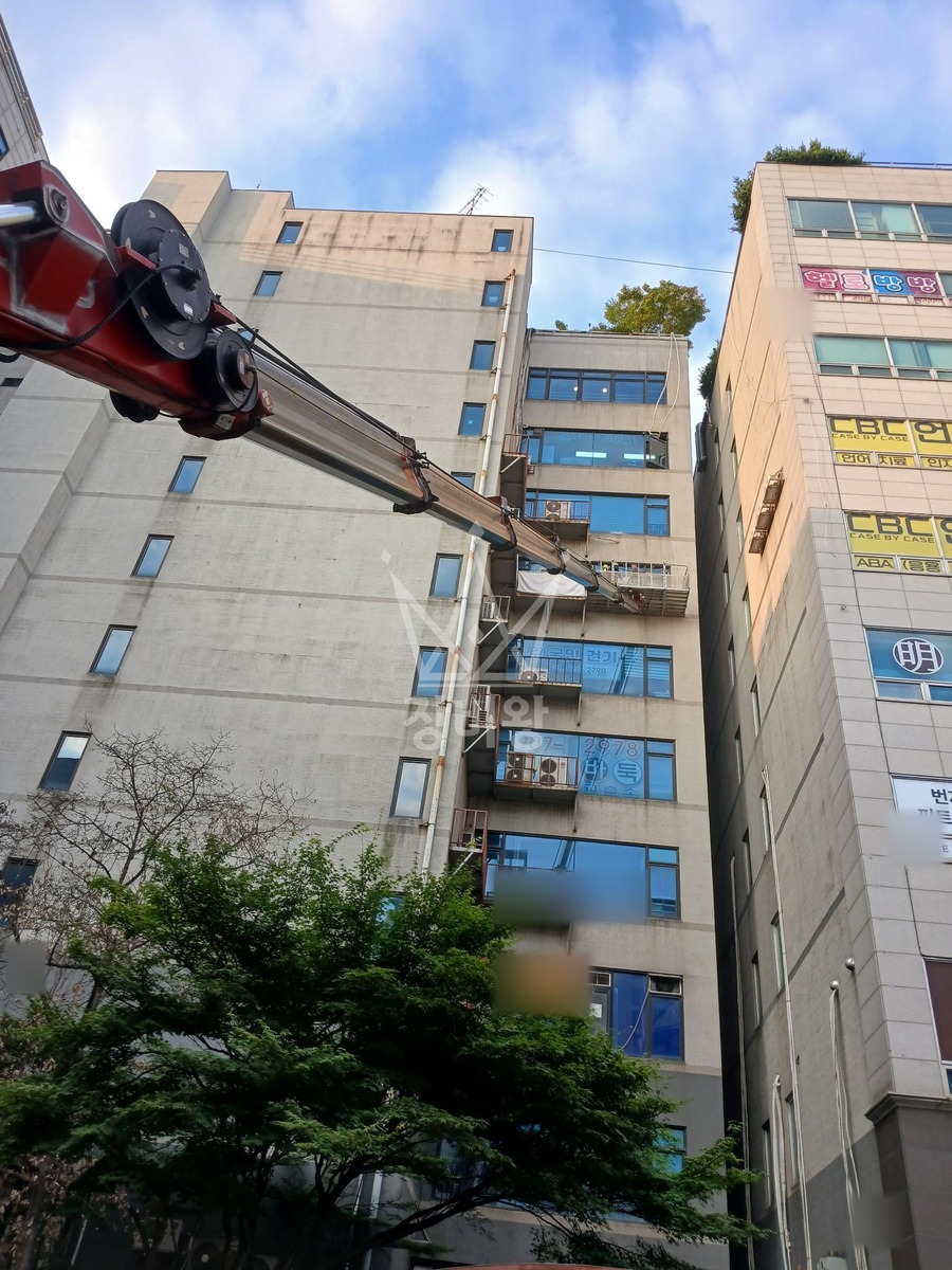 경기 고양시 일산동구 5톤 스카이차 7층외부시트지작업 작업사진 1