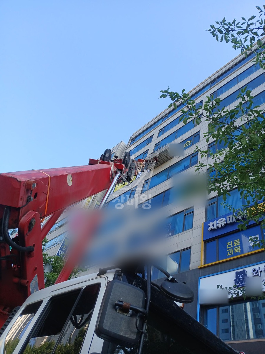 경기 고양시 일산동구 5톤 스카이차 7층외부시트지작업 작업사진 2