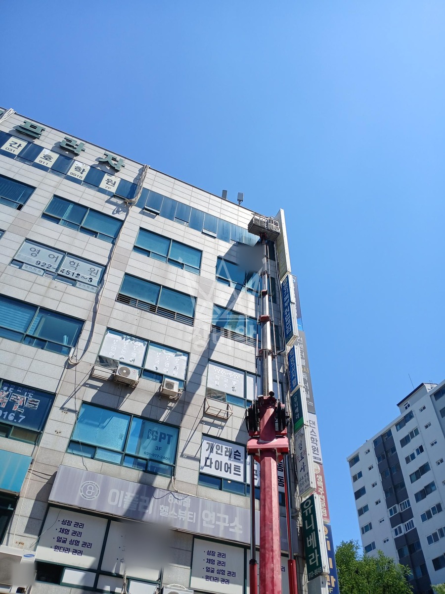 경기 고양시 일산서구 5톤 스카이차 에어컨 배관 고정 작업사진 2