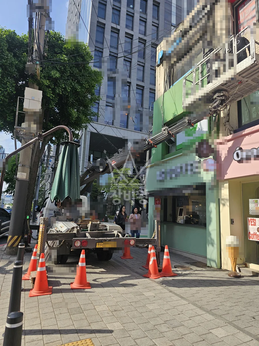서울 강남구 대치동 1톤 스카이차 전면돌출간판 작업 작업사진 3