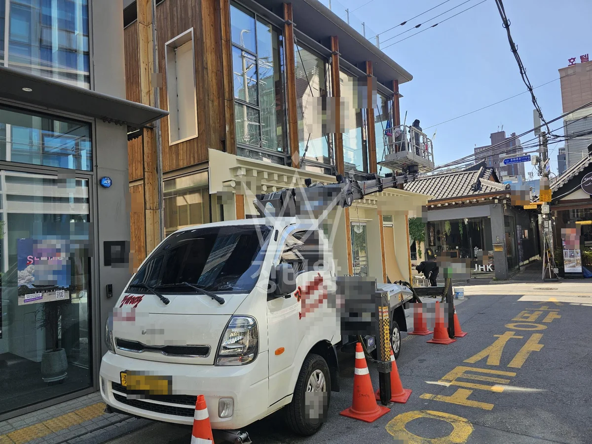 서울 종로구 익선동 1톤 스카이차 준공청소/자재양중 작업사진 1