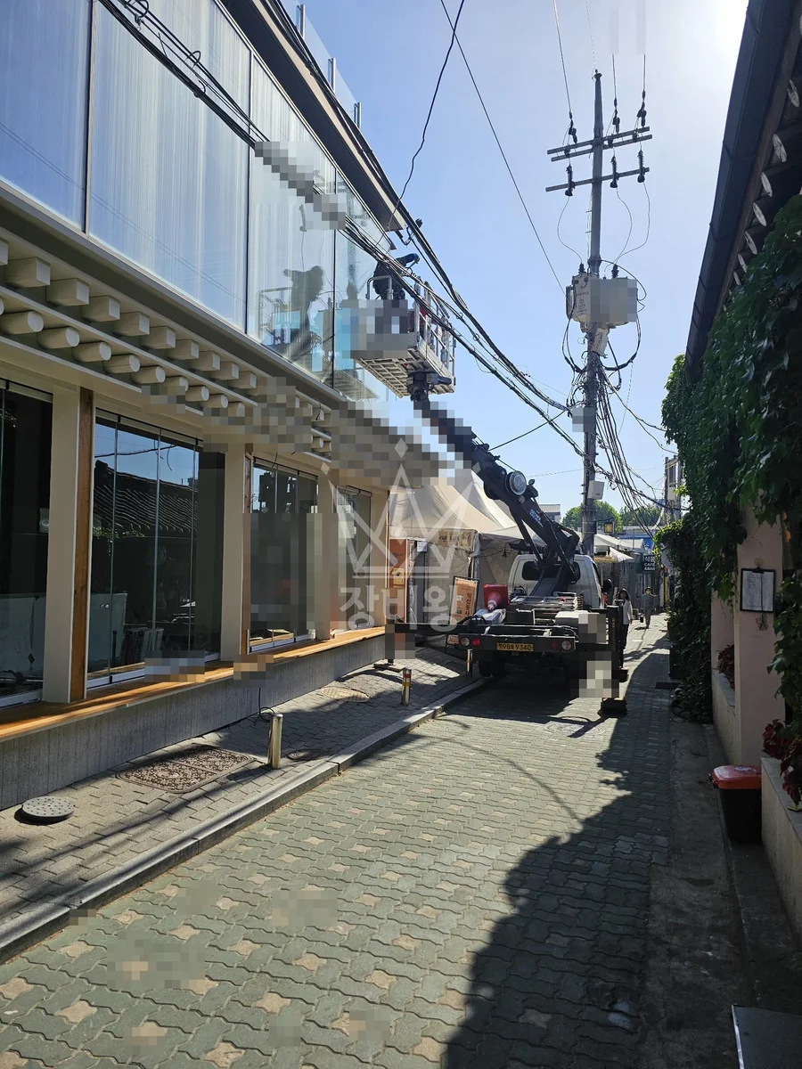 서울 종로구 익선동 1톤 스카이차 준공청소/자재양중 작업사진 3