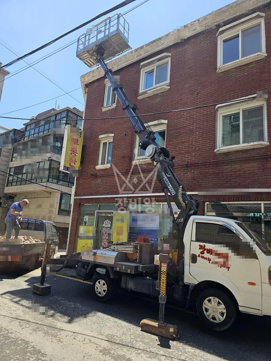 서울 은평구 대조동 1톤 스카이차 기와철거 작업사진 1
