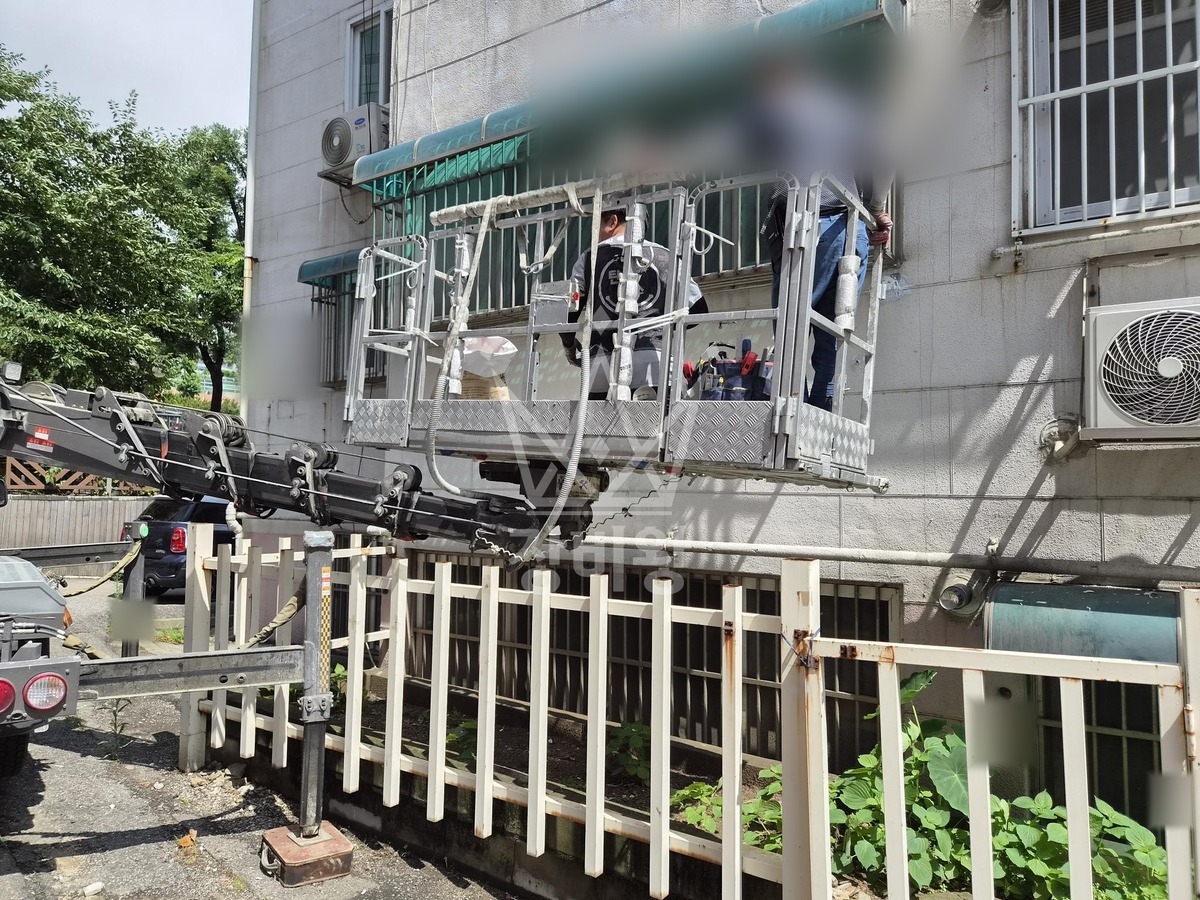 인천 제물포구 도원동 1톤 스카이차 외벽보수 작업사진 2