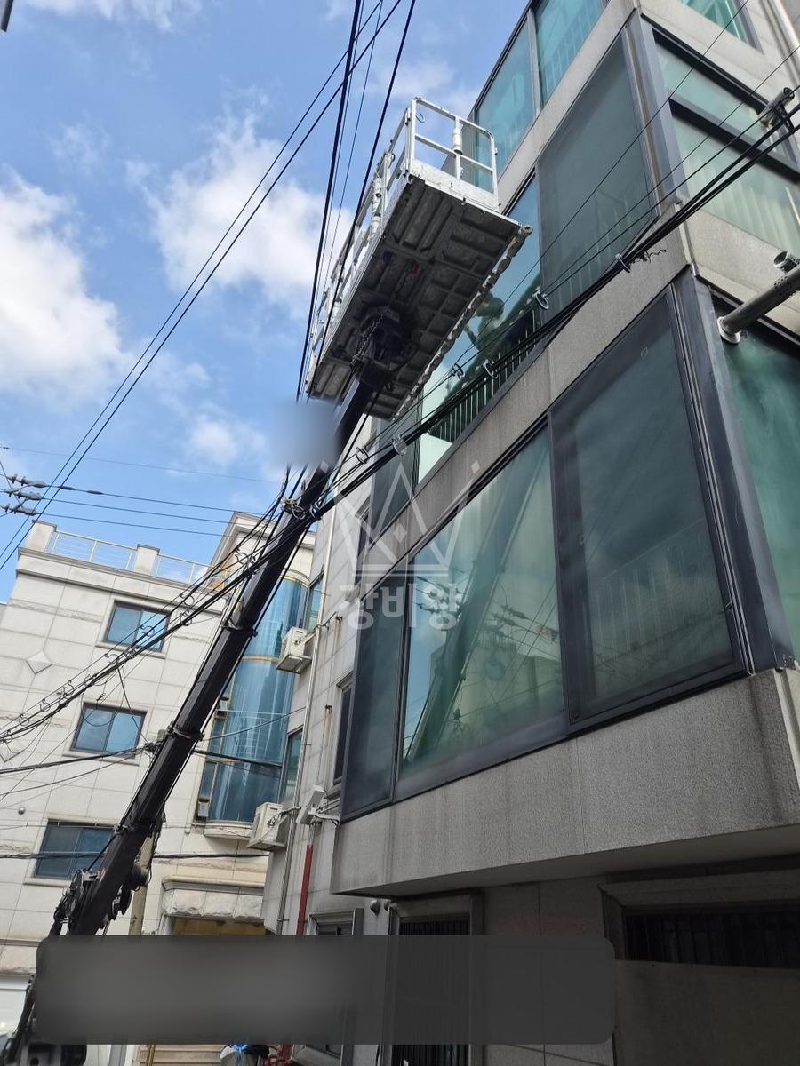 서울 동대문구 회기동 1톤 스카이차 유리교체/ 코킹 작업사진 1