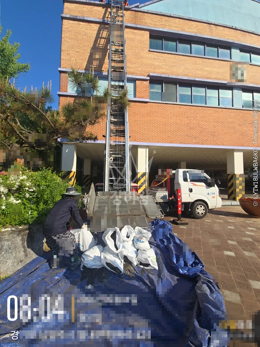 경기 남양주시 별내동 1.2톤 사다리차 체육관옥상(12m) 폐기물 작업사진 2