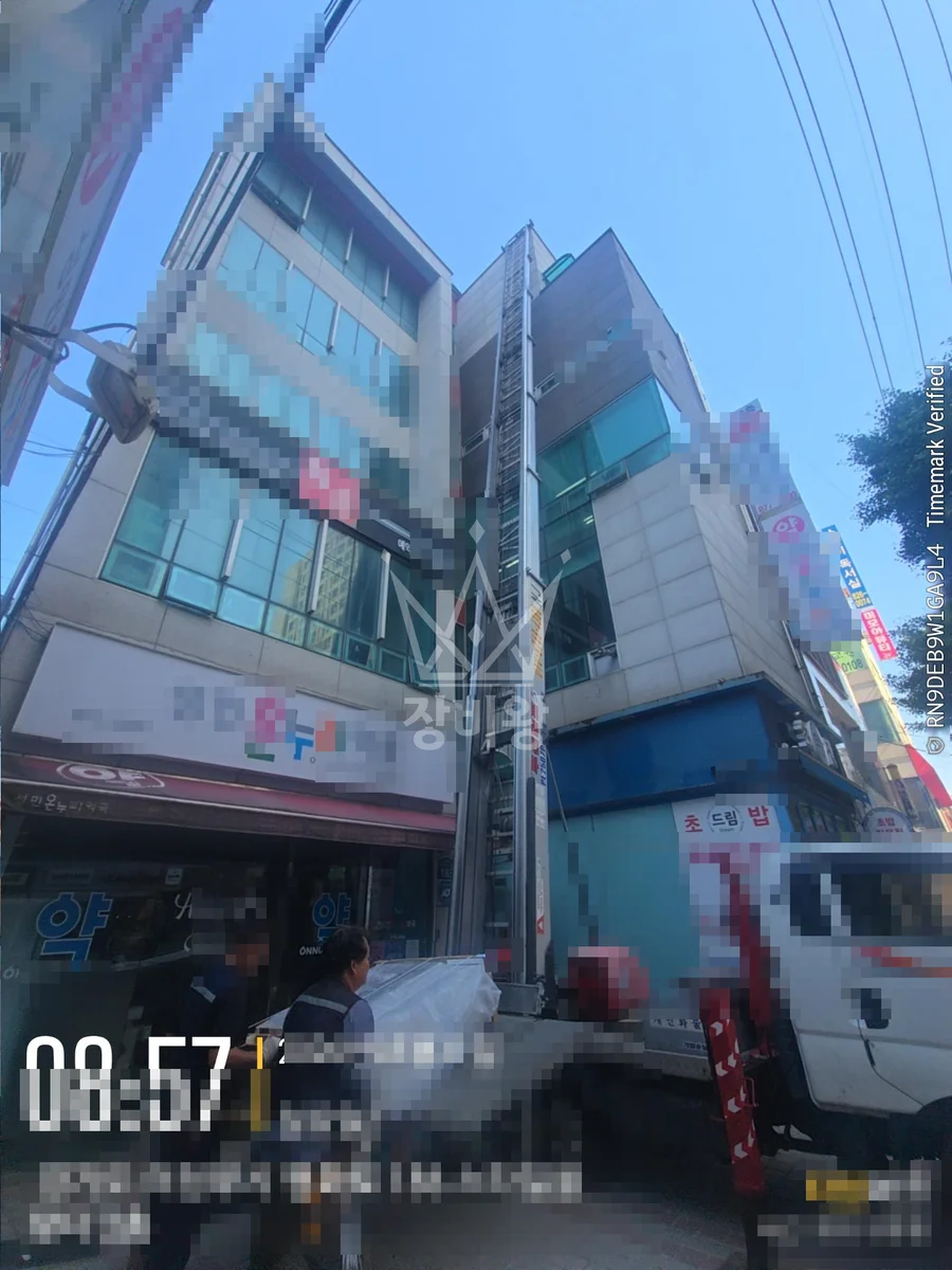 경기 의정부시 호원동 1.2톤 사다리차 6층 에어컨실외기1개 올림 작업사진 2