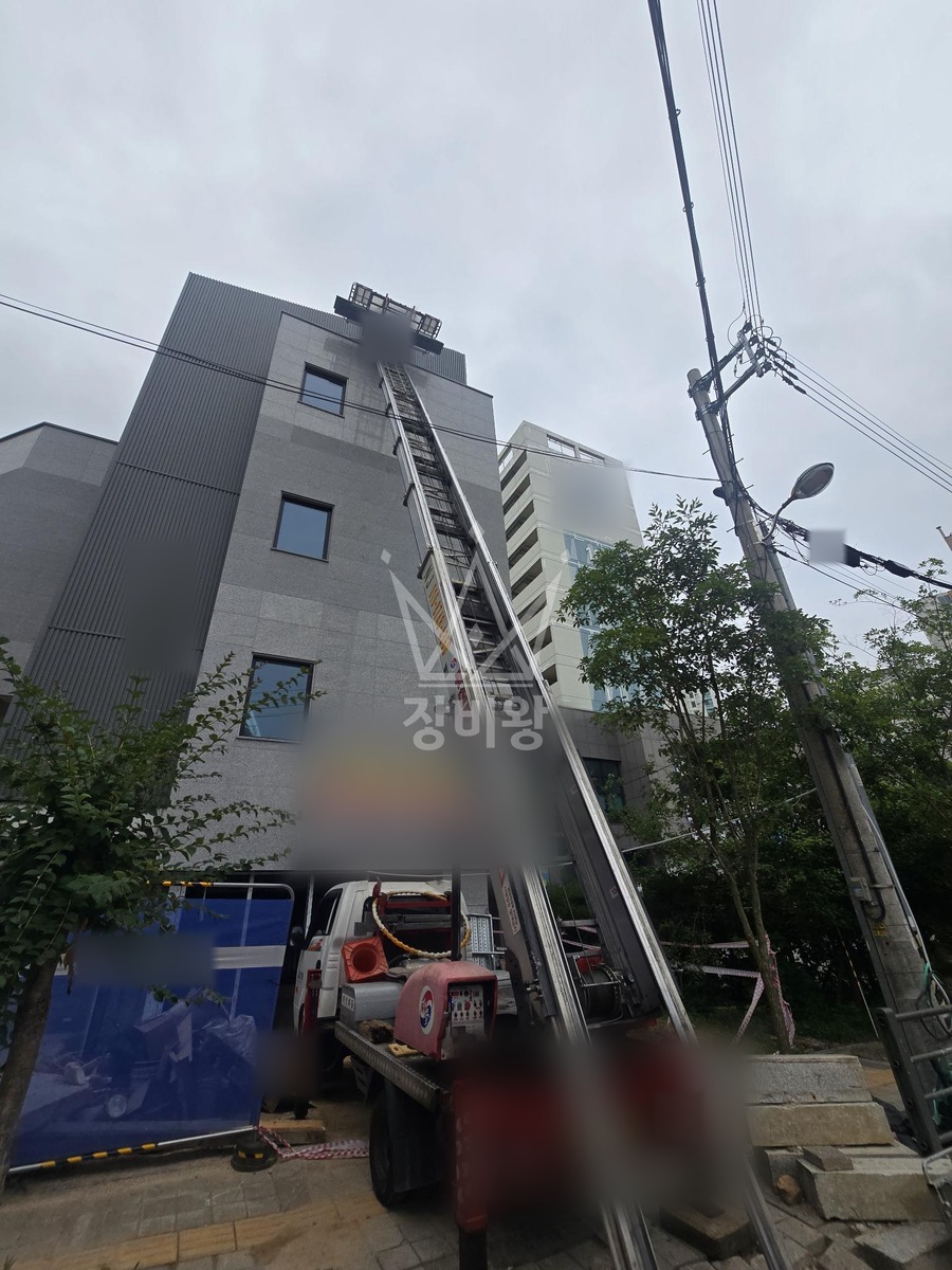 경기 의정부시 장암동 1.2톤 사다리차 자재양중 작업사진 2