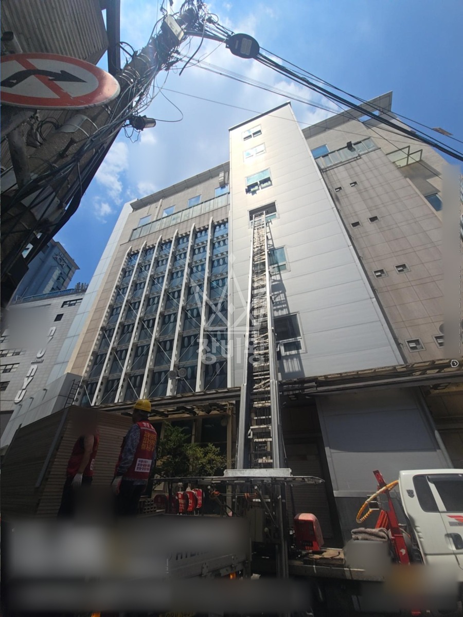 서울 중구 신당동 1.2톤 사다리차 폐기물내림 작업사진 1