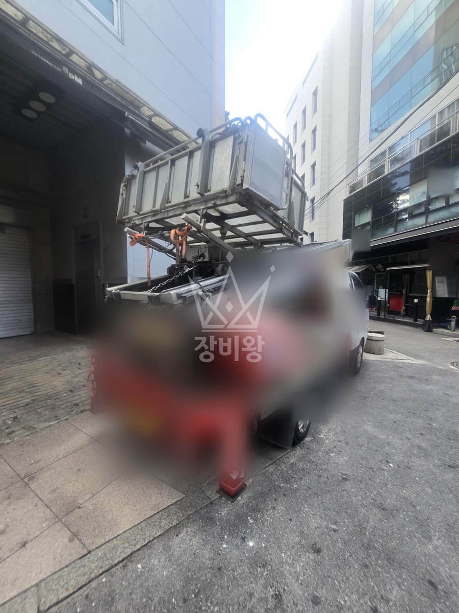서울 중구 신당동 1.2톤 사다리차 폐기물내림 작업사진 2