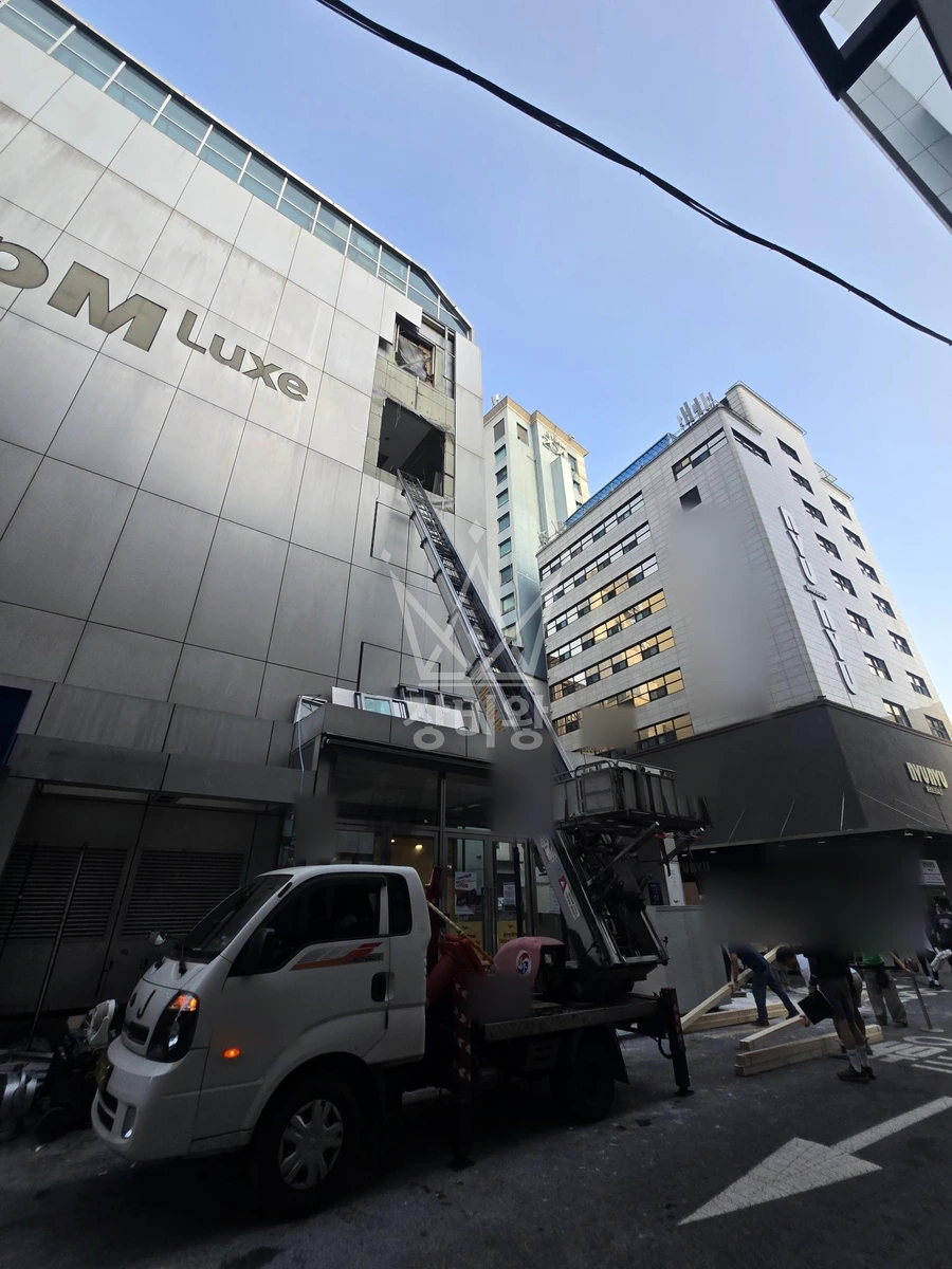 서울 중구 신당동 1.2톤 사다리차 폐기물내림 작업사진 1