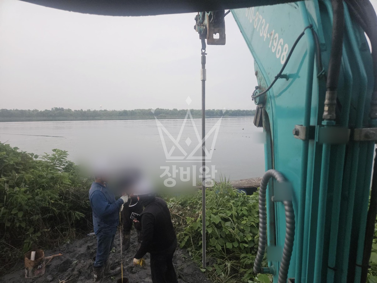 경기 평택시 오성면 포크레인(굴착기) 자재이동 작업사진 1
