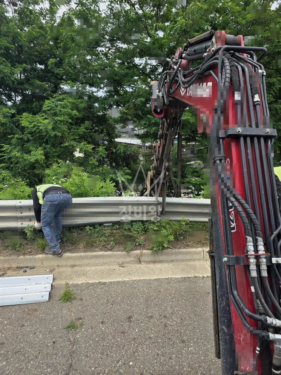 경기 김포시 걸포동 포크레인(굴착기) 가드레일교체 작업사진 2
