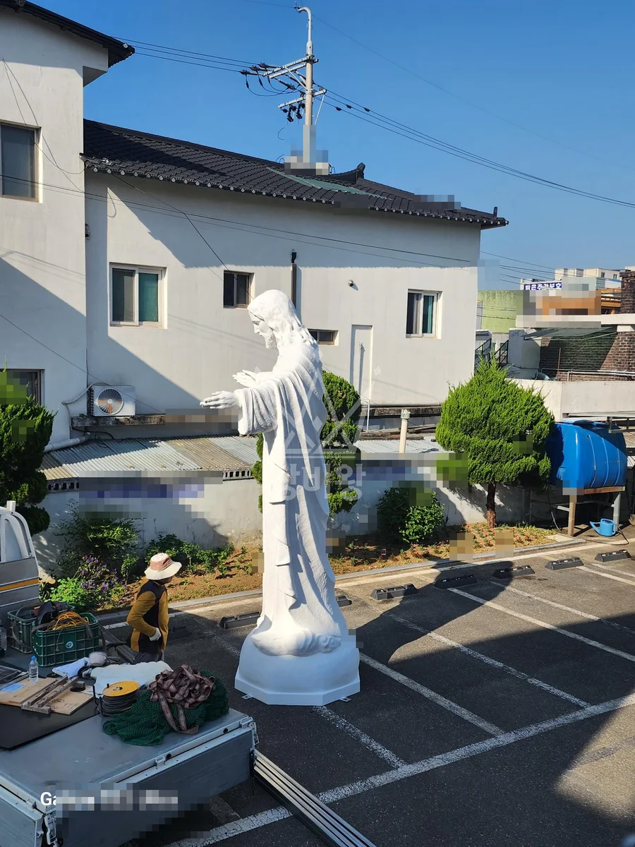 충남 금산군 금산읍 5톤 크레인 성당 예수님상 3층으로 인양 작업사진 1
