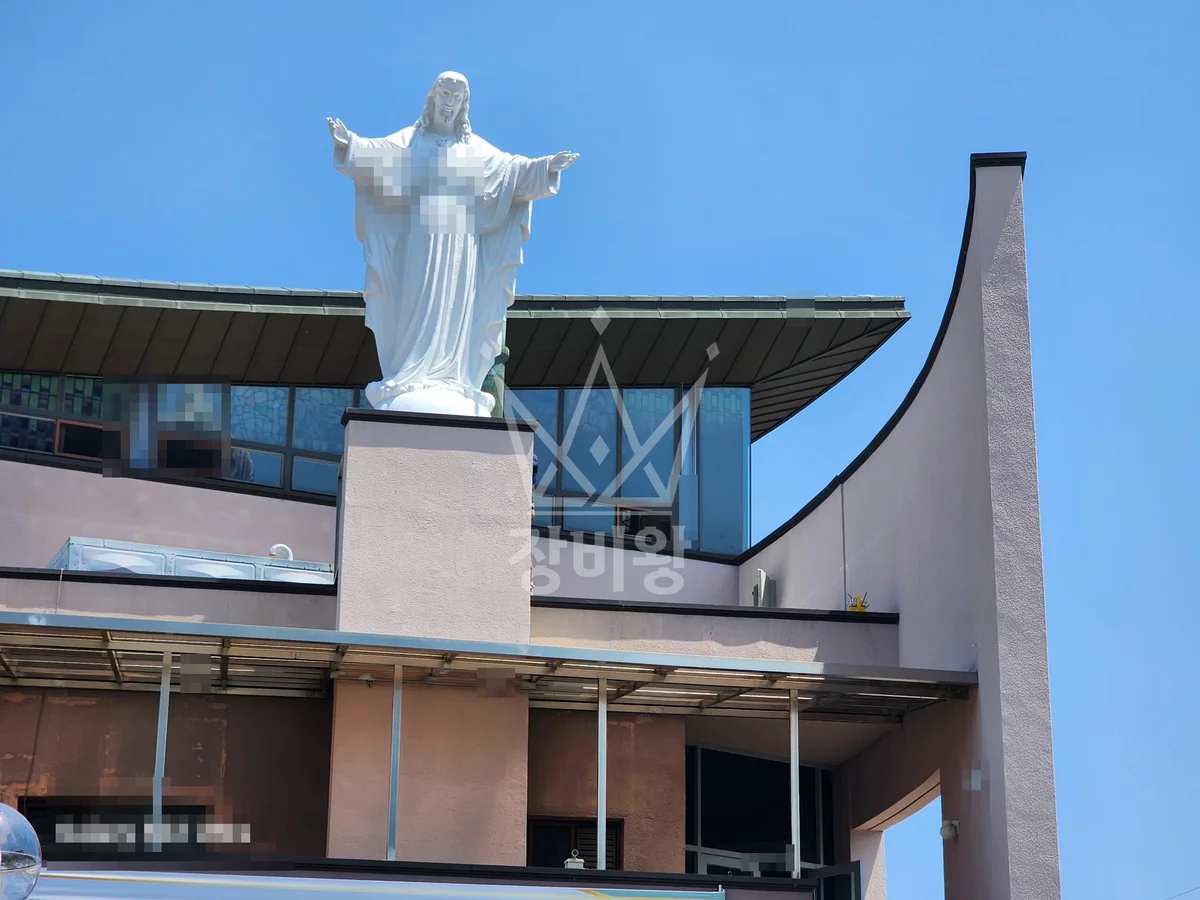 충남 금산군 금산읍 5톤 크레인 성당 예수님상 3층으로 인양 작업사진 3