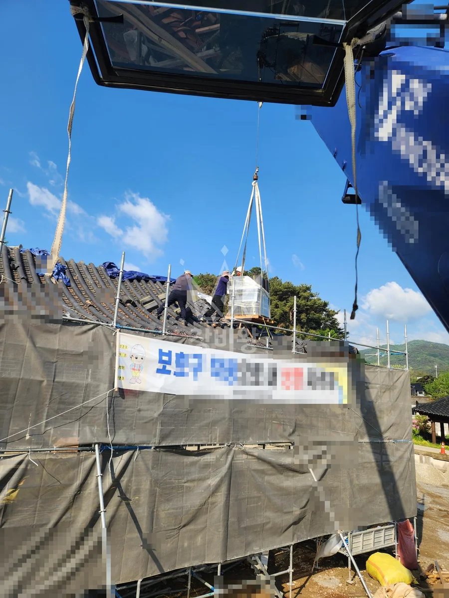 경남 함양군 지곡면 5톤 크레인 기와 양중 작업사진 1